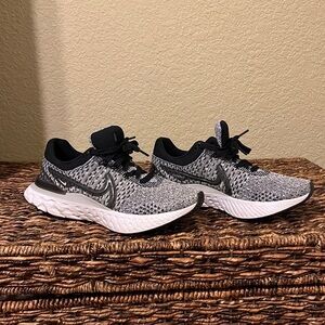 Nike react flyknit woman’s running shoes size 9